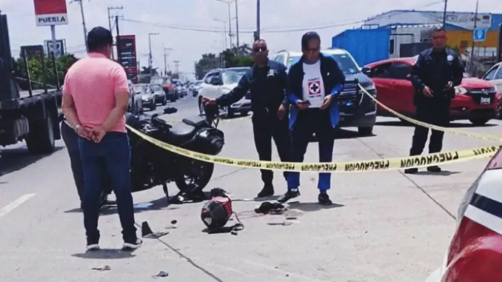 Motociclista sufrió amputación parcial de un pie y fracturas tras choque Cholula; conductor responsable huyó