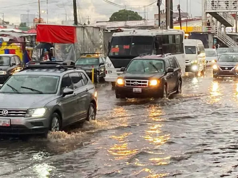 Lluvias y granizo de la onda tropical 11 provoca inundaciones en Puebla