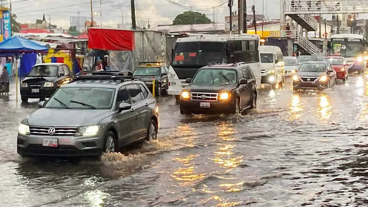 Lluvias y granizo de la onda tropical 11 provoca inundaciones en Puebla