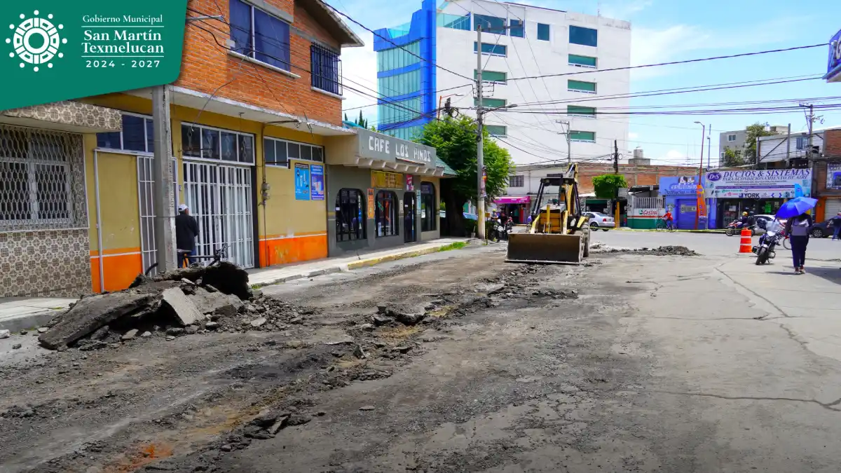 Inicia rehabilitación de drenaje sanitario y de red de agua potable en calle comercio en Texmelucan