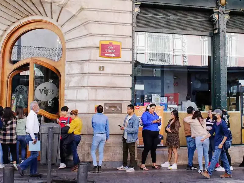 Indigente provocó movilización policial tras quedarse dormido en Starbucks del Centro de Puebla 