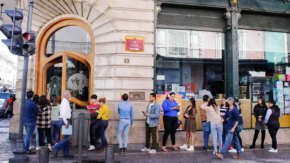 Indigente provocó movilización policial tras quedarse dormido en Starbucks del Centro de Puebla 