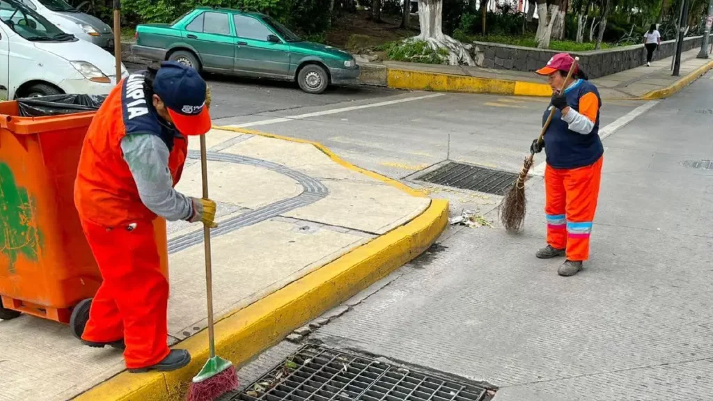 Intensifica Gobierno de la Ciudad limpieza de alcantarillas como medida preventiva ante temporada de lluvias