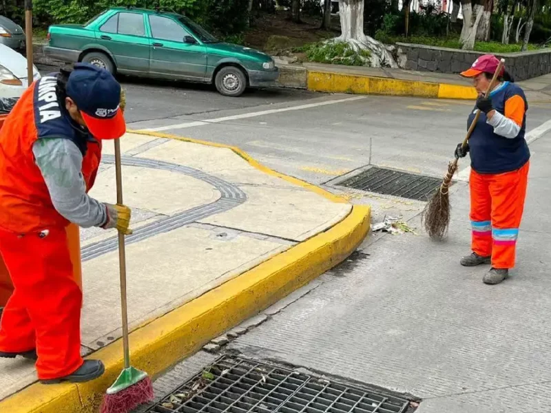 Intensifica Gobierno de la Ciudad limpieza de alcantarillas como medida preventiva ante temporada de lluvias