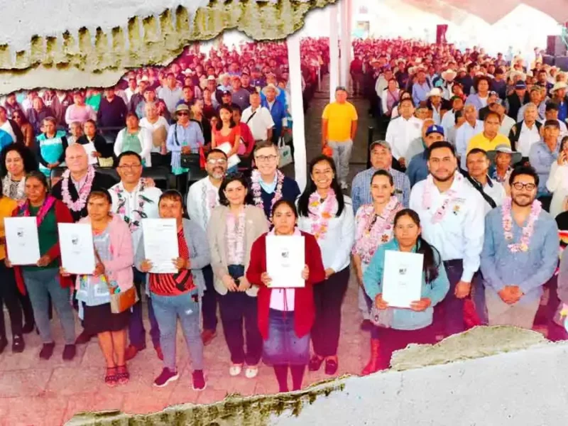 Mujeres ejidatarias de Atlixco, reciben título de propiedad a manos de la presidenta, Ariadna Ayala y el procurador agrario, Víctor Suárez