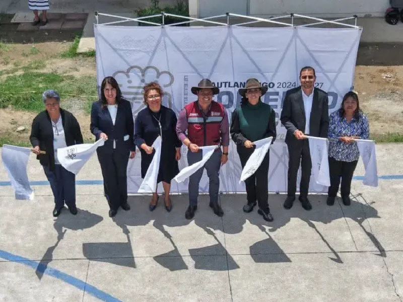 Ariadna Ayala, presidenta de Atlixco, arranca obra de techado en primaria de San Agustín Huixaxtla