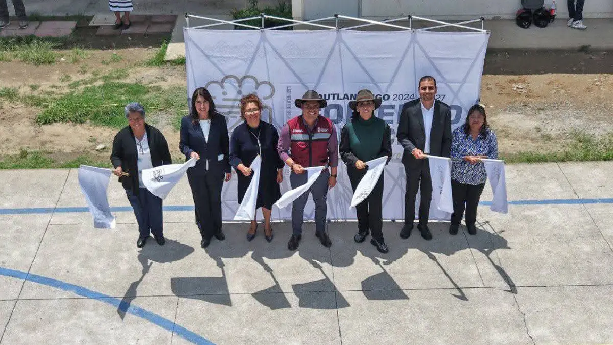 Ariadna Ayala, presidenta de Atlixco, arranca obra de techado en primaria de San Agustín Huixaxtla