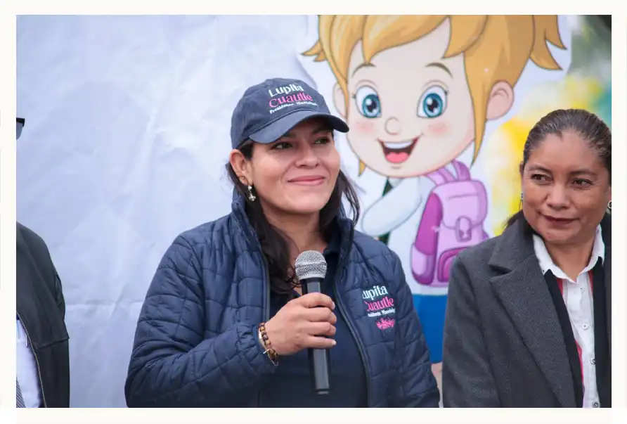 Más calles con luz, lleva Lupita Cuautle red eléctrica a San Antonio Cacalotepec