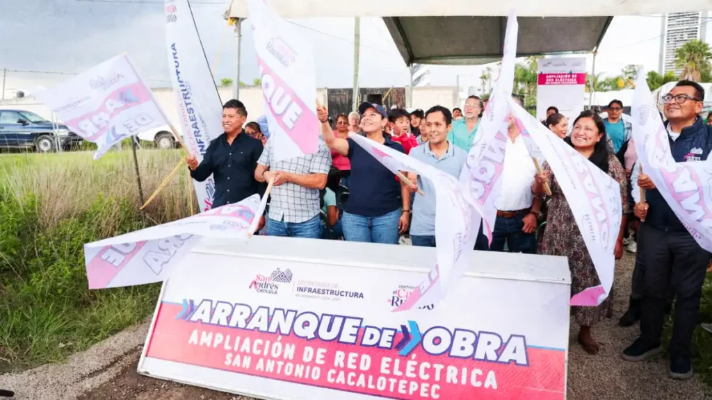 Más calles con luz, lleva Lupita Cuautle red eléctrica a San Antonio Cacalotepec