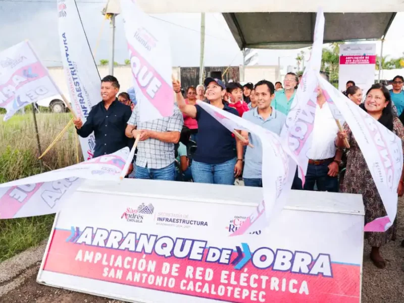 Más calles con luz, lleva Lupita Cuautle red eléctrica a San Antonio Cacalotepec