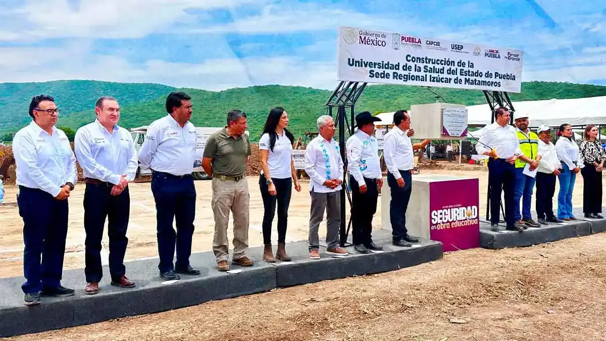 Alejandro Armenta coloca la primera piedra de Universidad de la Salud en Izúcar de Matamoros