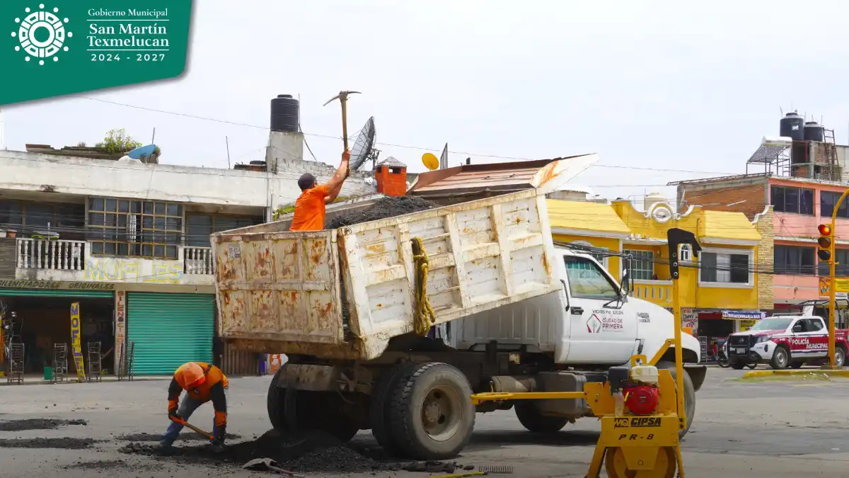 Gobierno Municipal realiza bacheo en diferentes vialidades de San Martín Texmelucan