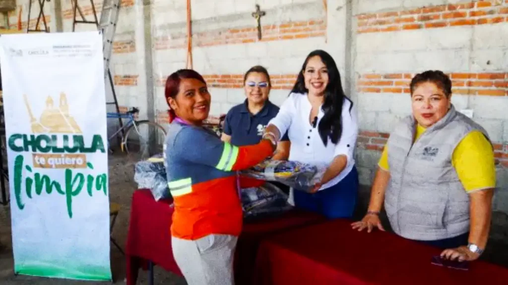 Reafirma Tonantzin Fernández compromiso con personal de Limpia, entregan kits de protección impermeable