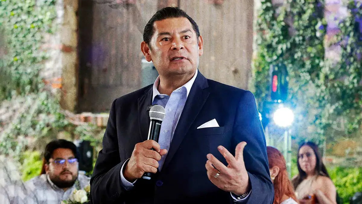 Alejandro Armenta da visto bueno a tren elevado en Puebla capital