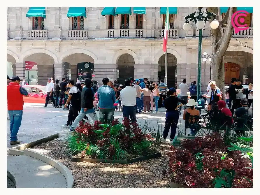 Encapuchados protestan en Palacio Municipal por demolición de viviendas irregulares en La Covadonga, Puebla