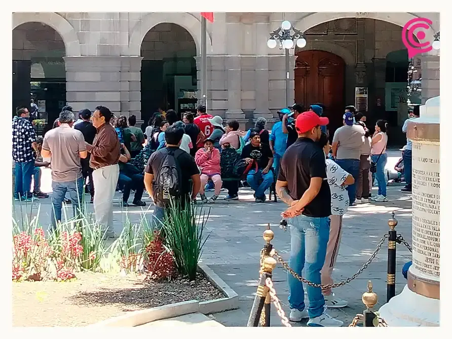 Encapuchados protestan en Palacio Municipal por demolición de viviendas irregulares en La Covadonga, Puebla
