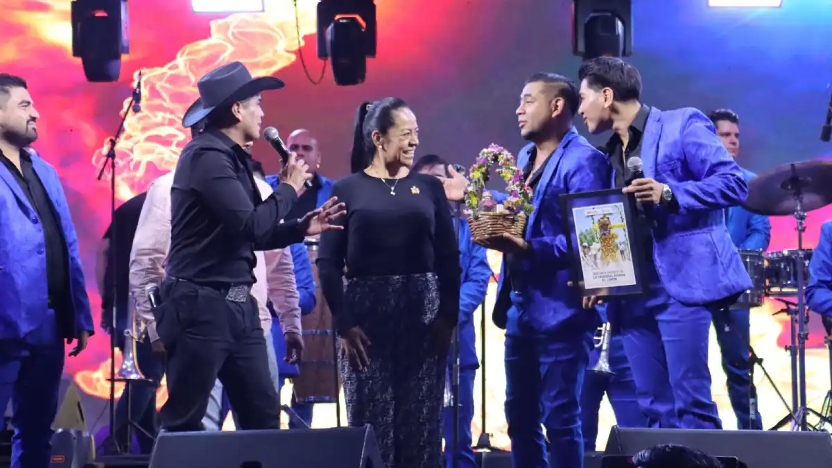 Lleno total en el Teatro del Pueblo con la Original Banda el Limón en la Feria de Atlixco 2025
