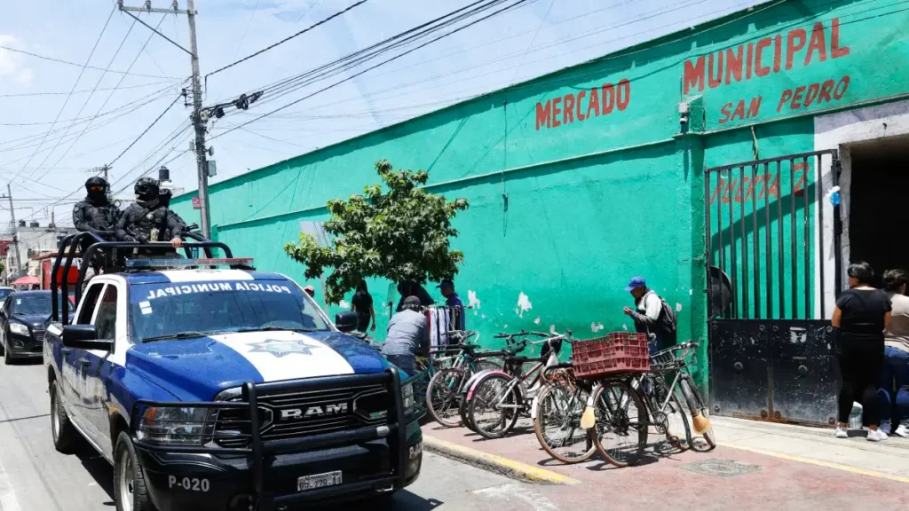 Operativos permanentes en mercados de San Pedro Cholula para salvaguardar el orden y la seguridad