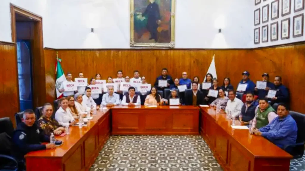 Comprometida con la seguridad y el servicio público, Tonantzin Fernández entrega becas y reconocimientos