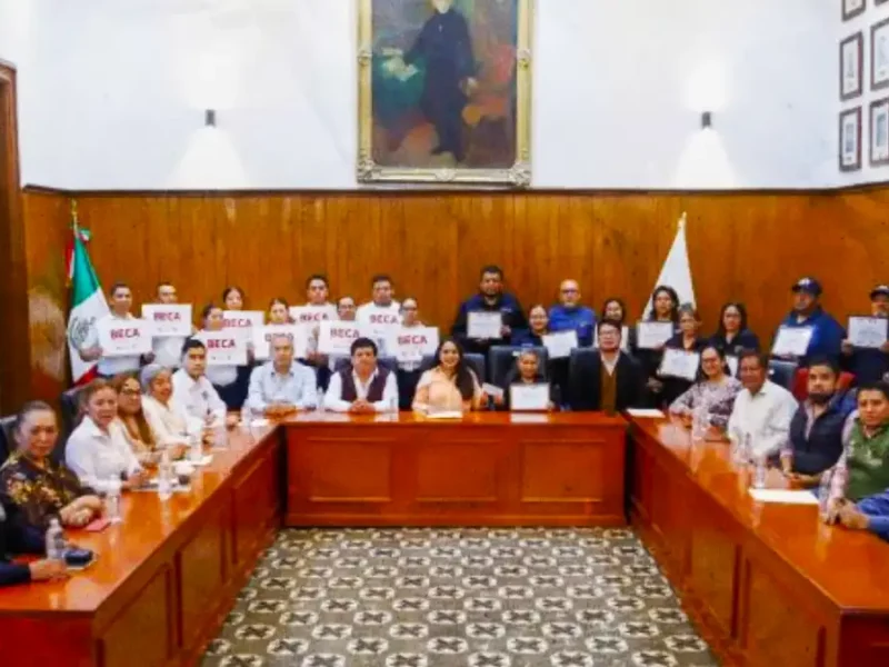 Comprometida con la seguridad y el servicio público, Tonantzin Fernández entrega becas y reconocimientos