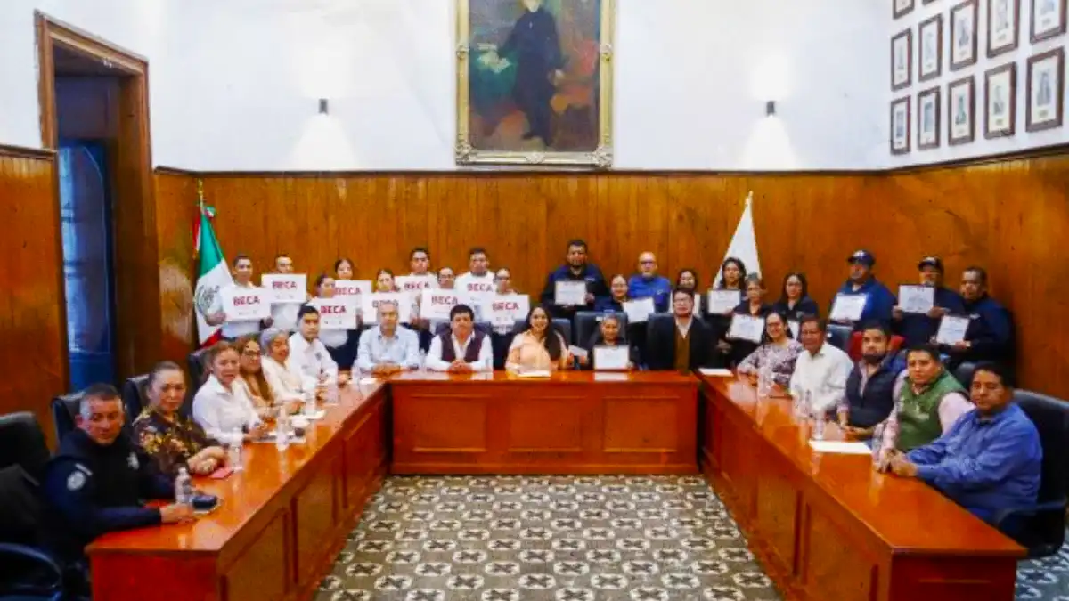 Comprometida con la seguridad y el servicio público, Tonantzin Fernández entrega becas y reconocimientos