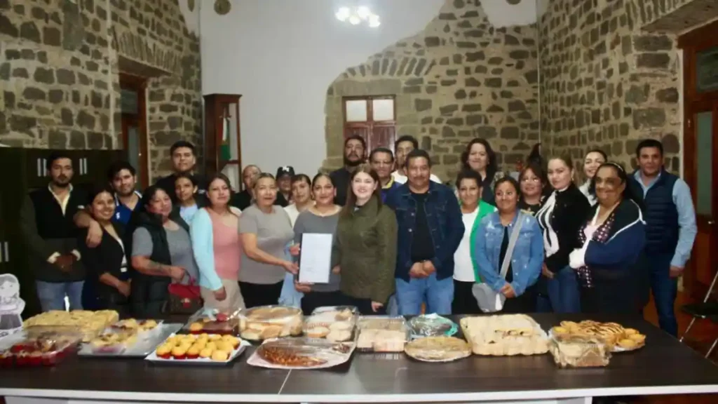 Bety Sánchez apoya a sectores productivos; entrega acta constitutiva a asociación de panderos