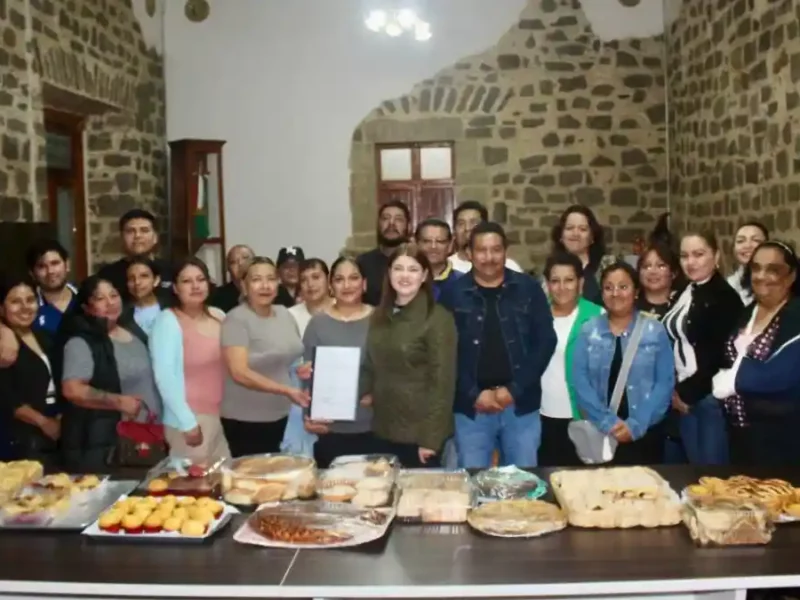 Bety Sánchez apoya a sectores productivos; entrega acta constitutiva a asociación de panderos