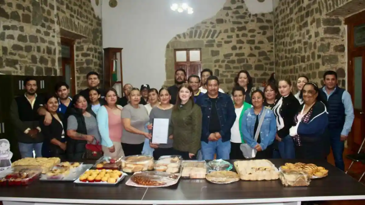 Bety Sánchez apoya a sectores productivos; entrega acta constitutiva a asociación de panderos