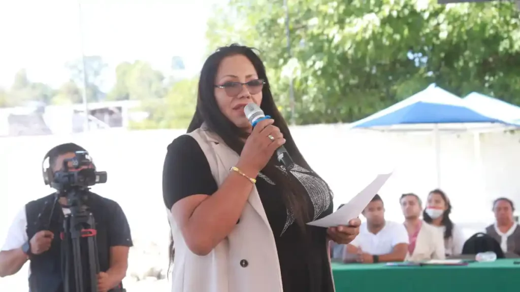 Entrega Gabriela Chumacero apoyos del Programa de Obra Comunitaria