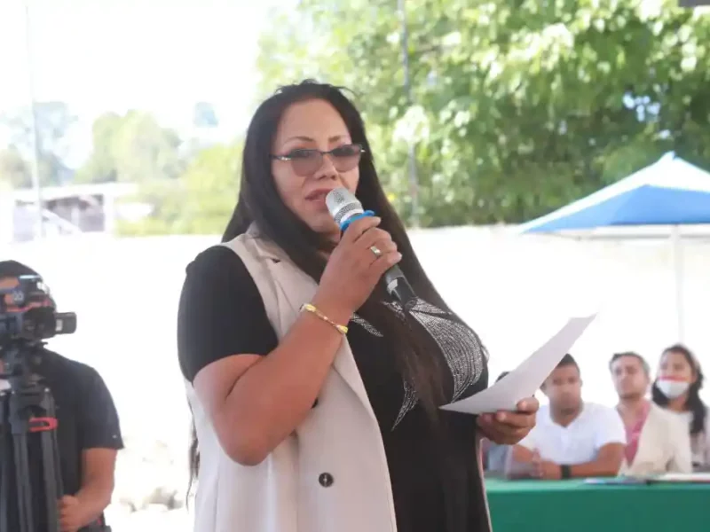Entrega Gabriela Chumacero apoyos del Programa de Obra Comunitaria