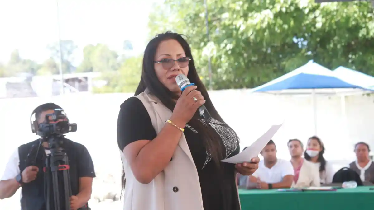 Entrega Gabriela Chumacero apoyos del Programa de Obra Comunitaria