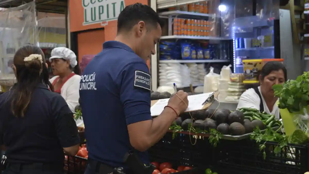 Policía de San Pedro Cholula suma a más comerciantes al comité de seguridad del Tianguis de Xixitla