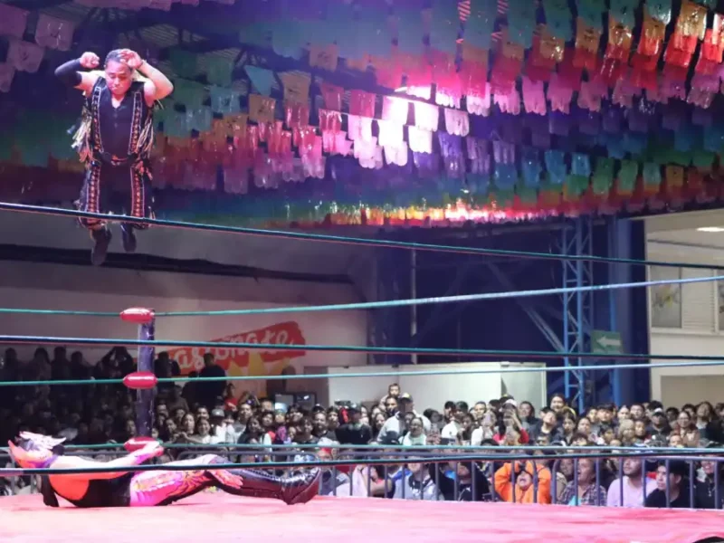 Ariadna Ayala, presidenta de Atlixco, comparte una noche llena de adrenalina en la función estelar de Lucha Libre AAA de la Feria de Atlixco 2025