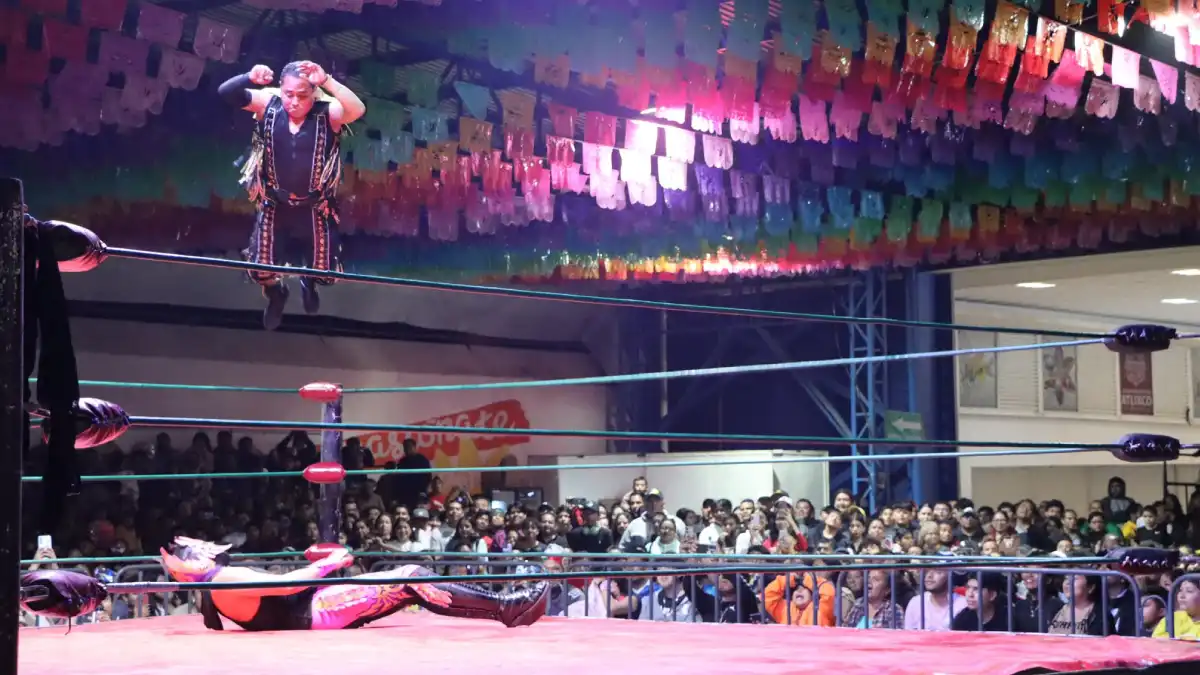 Ariadna Ayala, presidenta de Atlixco, comparte una noche llena de adrenalina en la función estelar de Lucha Libre AAA de la Feria de Atlixco 2025