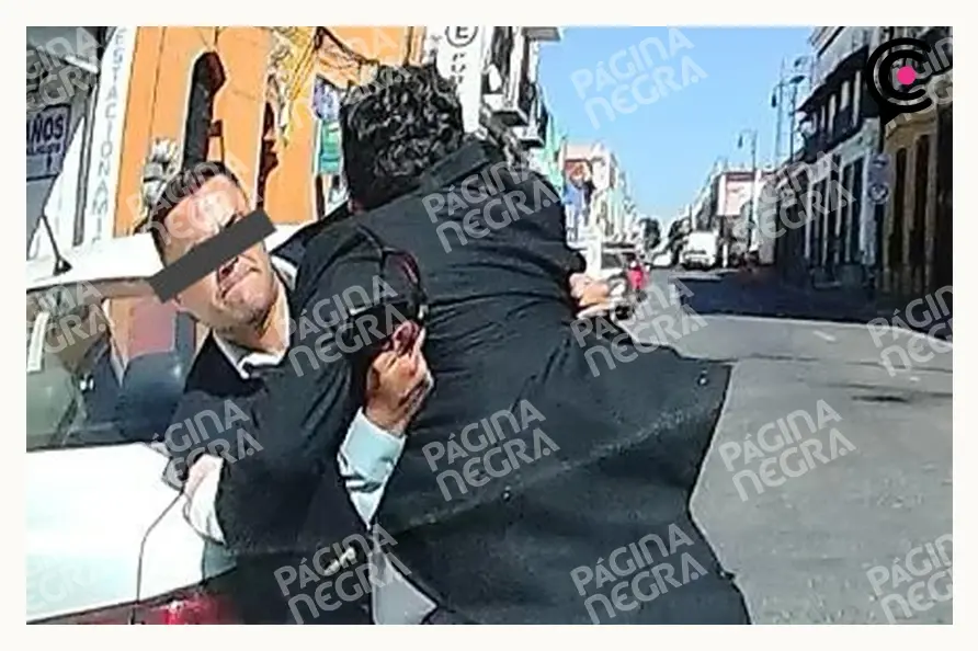 Abogado golpea a policía tras intentar robarse a un bebé frente a la Fiscalía de Puebla