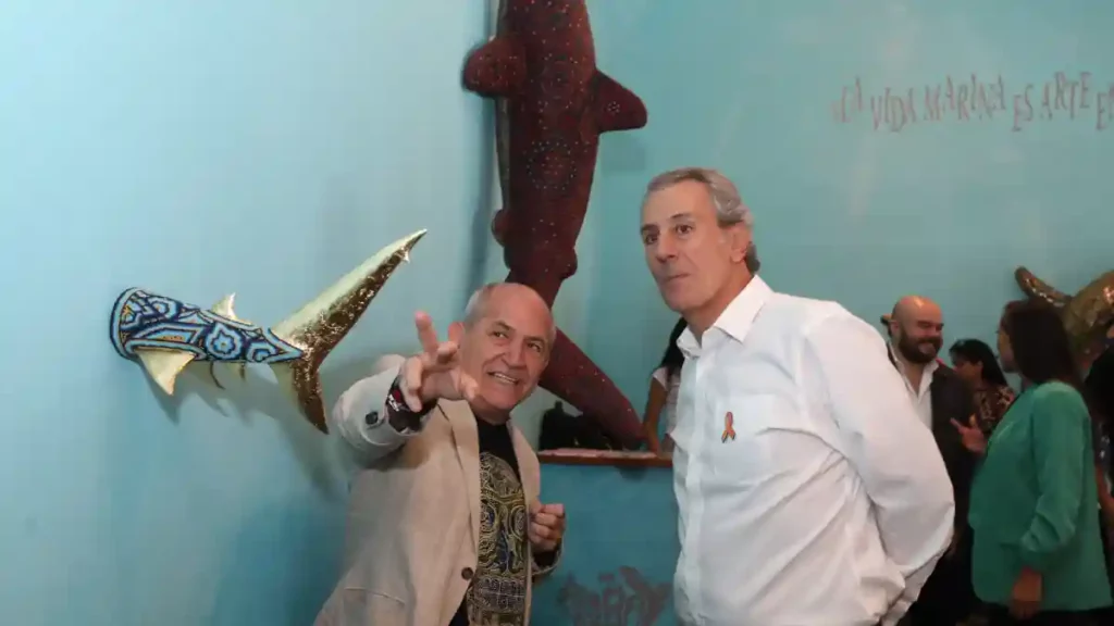 Recorre Pepe Chedraui la exposición “El Murmullo de los Océanos” en la Galería del Palacio Municipal