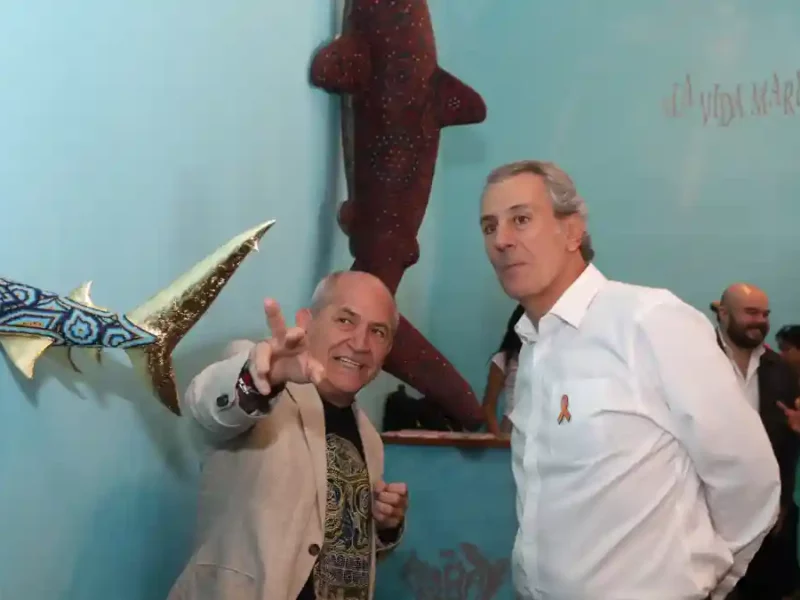 Recorre Pepe Chedraui la exposición “El Murmullo de los Océanos” en la Galería del Palacio Municipal
