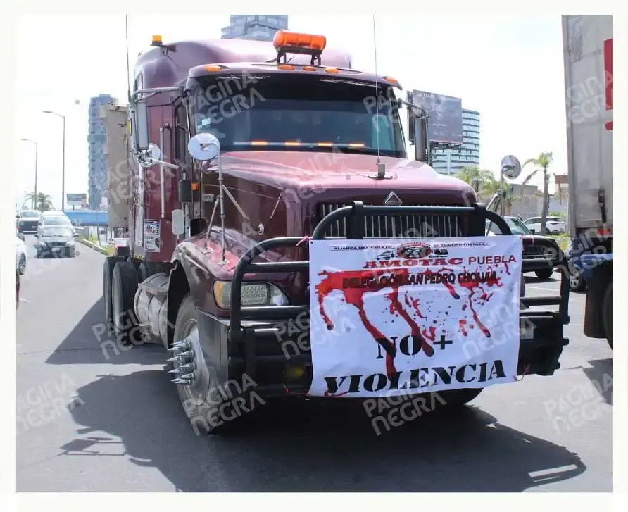 Amotac bloquea carreteras de Puebla; exige mayor seguridad en autopistas