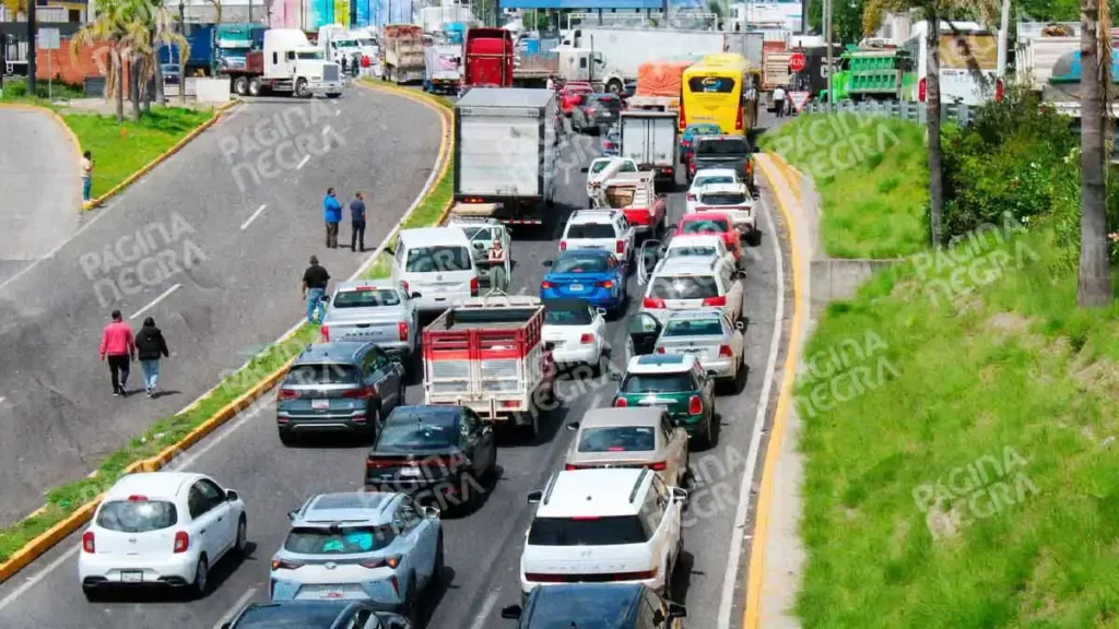 Amotac bloquea carreteras de Puebla; exige mayor seguridad en autopistas