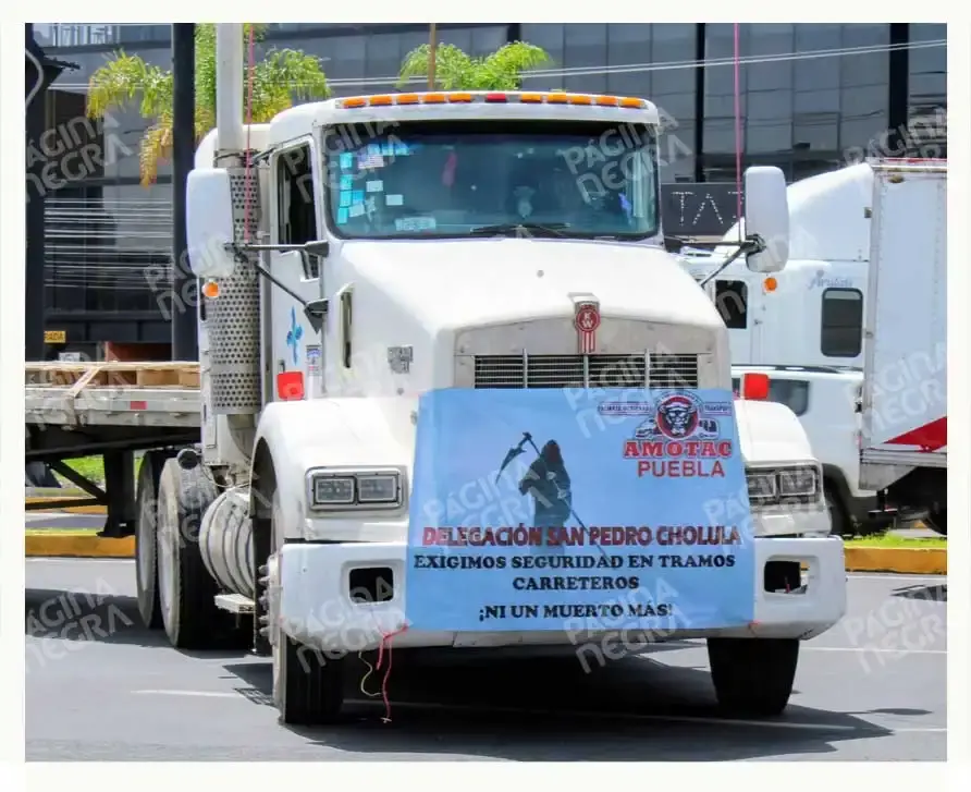 Amotac bloquea carreteras de Puebla; exige mayor seguridad en autopistas