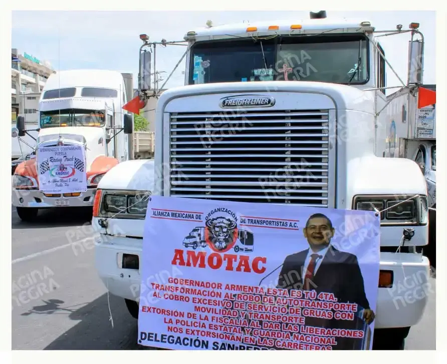 Amotac bloquea carreteras de Puebla; exige mayor seguridad en autopistas