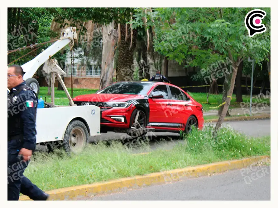 Automovilista huye de revisión y provoca persecución de la Policía Municipal en Prados Agua Azul