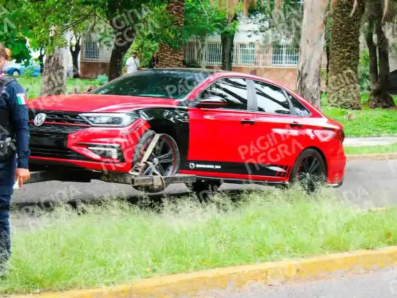 Automovilista huye de revisión y provoca persecución de la Policía Municipal en Prados Agua Azul