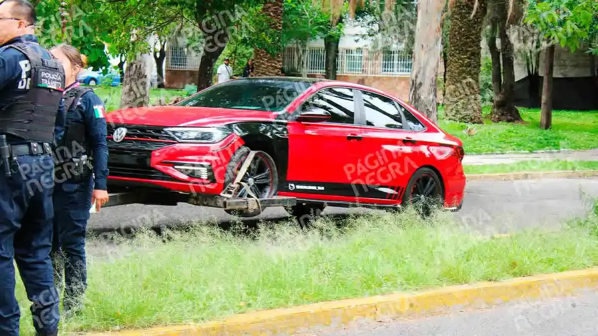 Automovilista huye de revisión y provoca persecución de la Policía Municipal en Prados Agua Azul