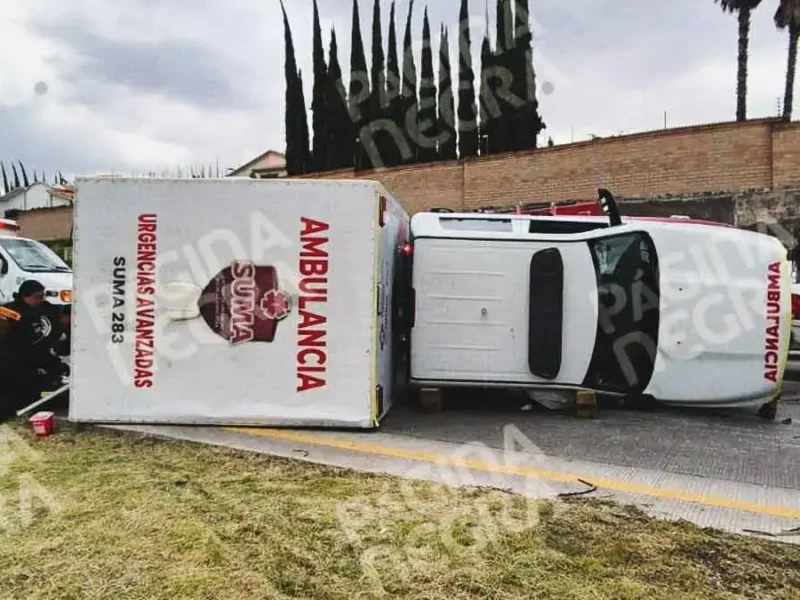 Ambulancia vuelca mientras trasladaba a un paciente en San Andrés Cholula