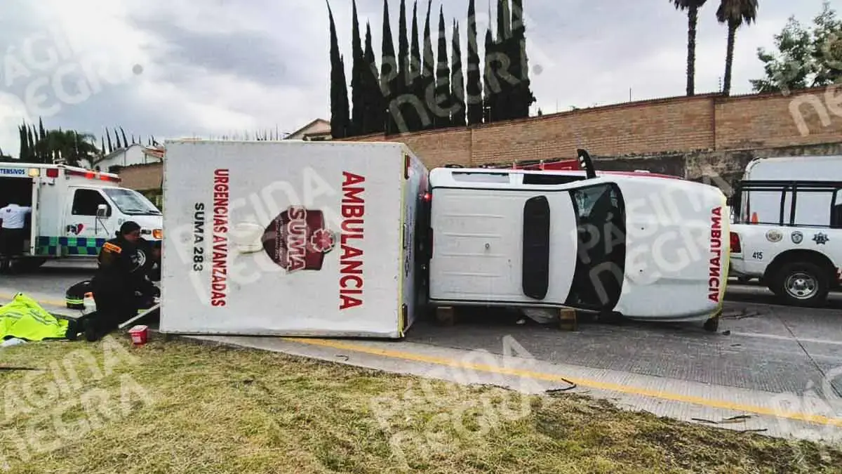 Ambulancia vuelca mientras trasladaba a un paciente en San Andrés Cholula