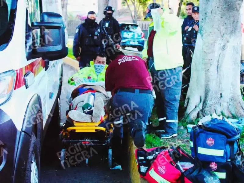 Motociclista borracho chocó contra árbol sobre el Bulevar 5 de Mayo, Puebla; tuvo perforación de pulmones