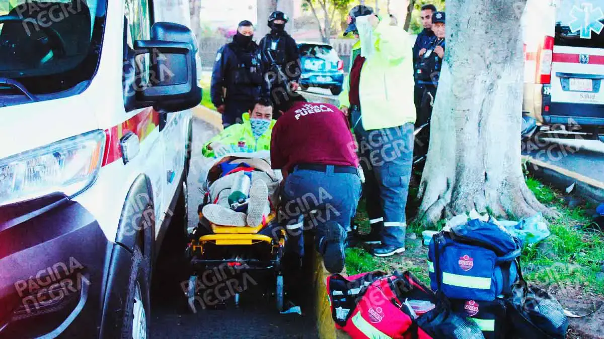 Motociclista borracho chocó contra árbol sobre el Bulevar 5 de Mayo, Puebla; tuvo perforación de pulmones