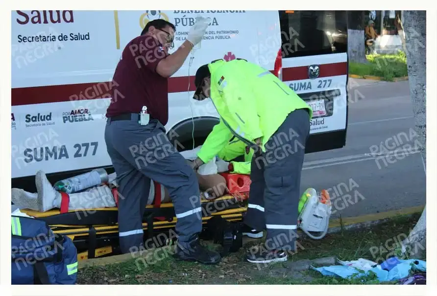 Motociclista borracho chocó contra árbol sobre el Bulevar 5 de Mayo, Puebla; tuvo perforación de pulmones