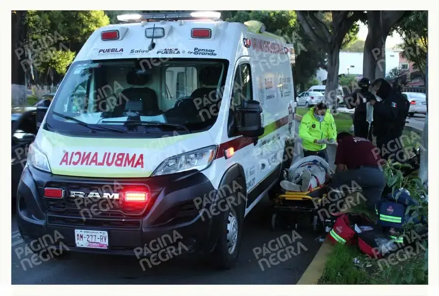 Motociclista borracho chocó contra árbol sobre el Bulevar 5 de Mayo, Puebla; tuvo perforación de pulmones
